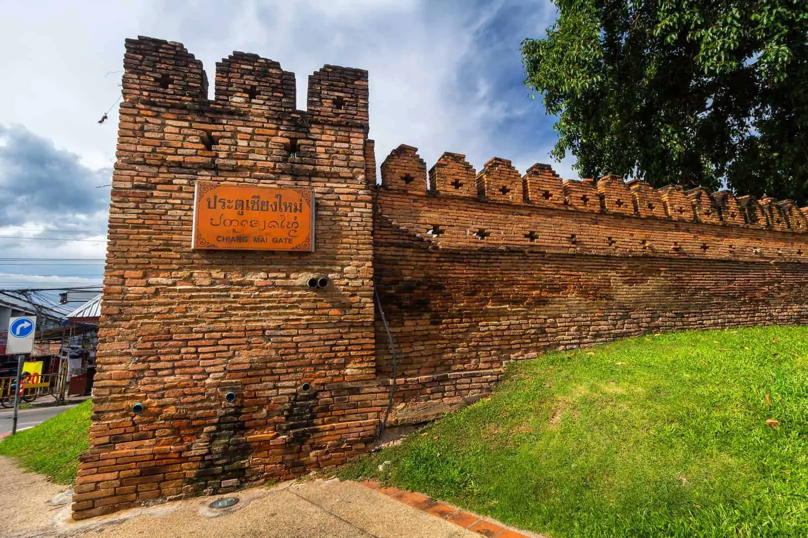 https://mdw-travel-data-us-east-1.s3.amazonaws.com/img/country/Thailand/Tha-Phae-Gate/img_00.jpg