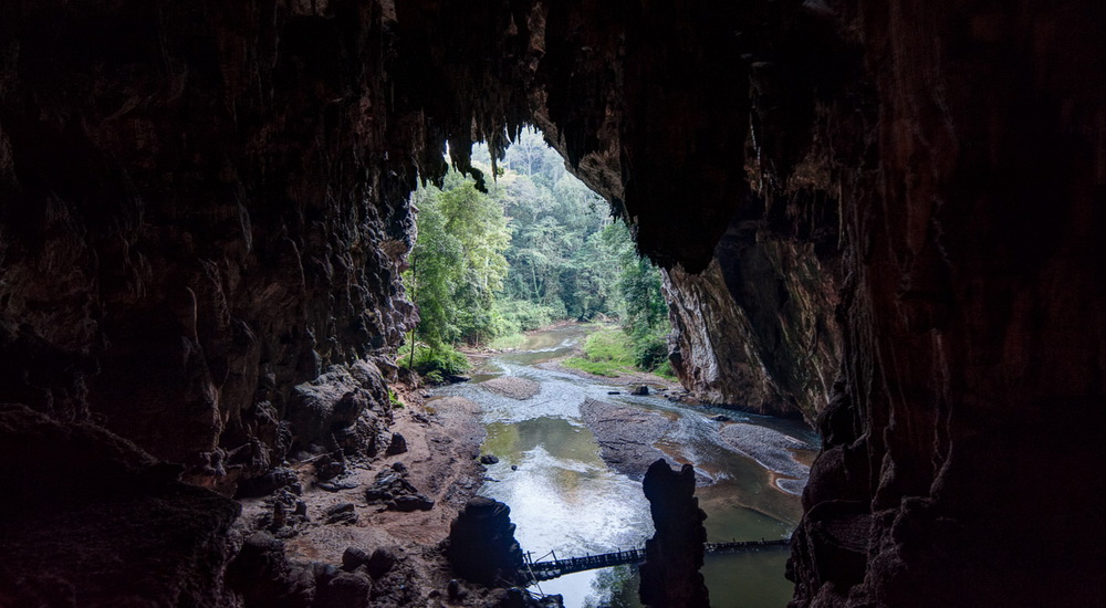 https://mdw-travel-data-us-east-1.s3.amazonaws.com/img/country/Thailand/Tham-Lod-Cave/img_00.jpg