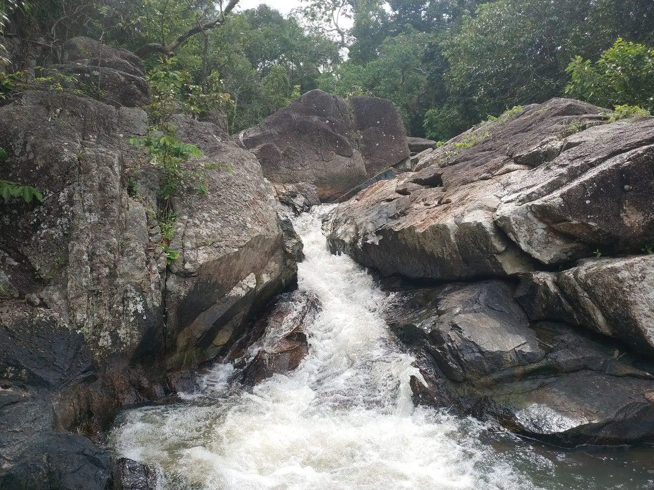 https://mdw-travel-data-us-east-1.s3.amazonaws.com/img/country/Thailand/Than-Sadet-Waterfall/img_01.jpg