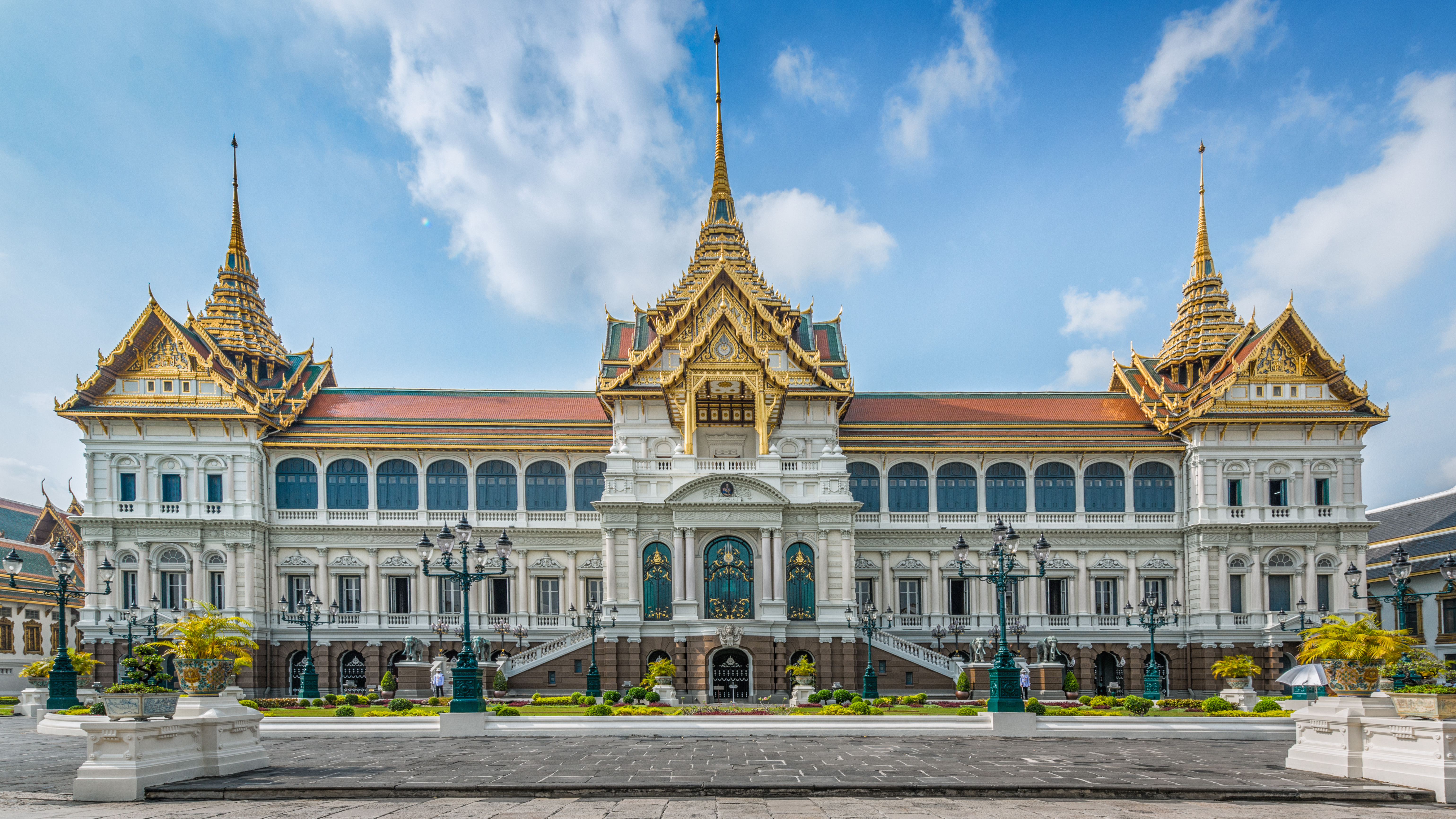 https://mdw-travel-data-us-east-1.s3.amazonaws.com/img/country/Thailand/The-Grand-Palace/img_02.jpg