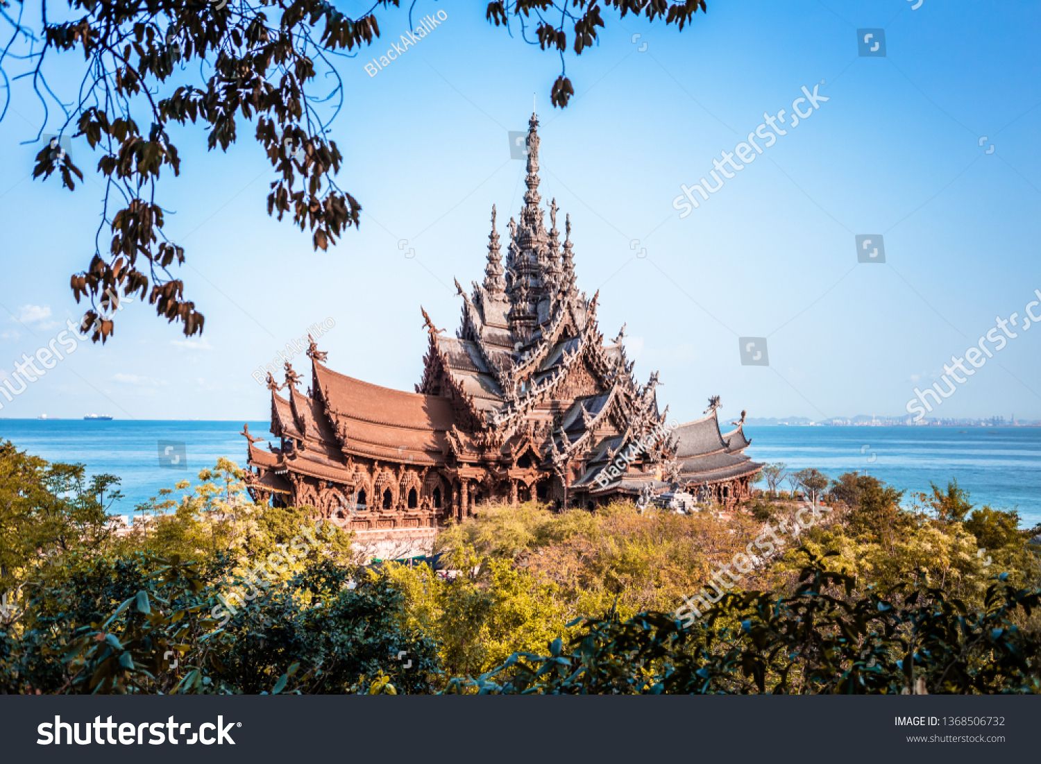 https://mdw-travel-data-us-east-1.s3.amazonaws.com/img/country/Thailand/The-Sanctuary-of-Truth-Museum/img_02.jpg