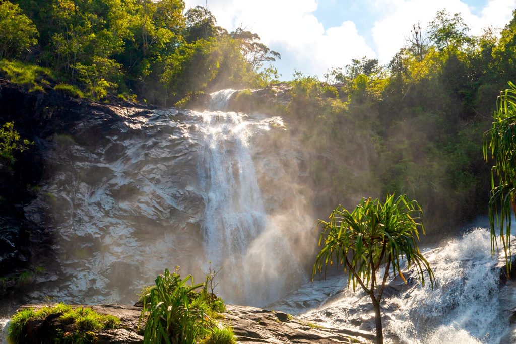 https://mdw-travel-data-us-east-1.s3.amazonaws.com/img/country/Thailand/Ton-Sai-Waterfall/img_02.jpg