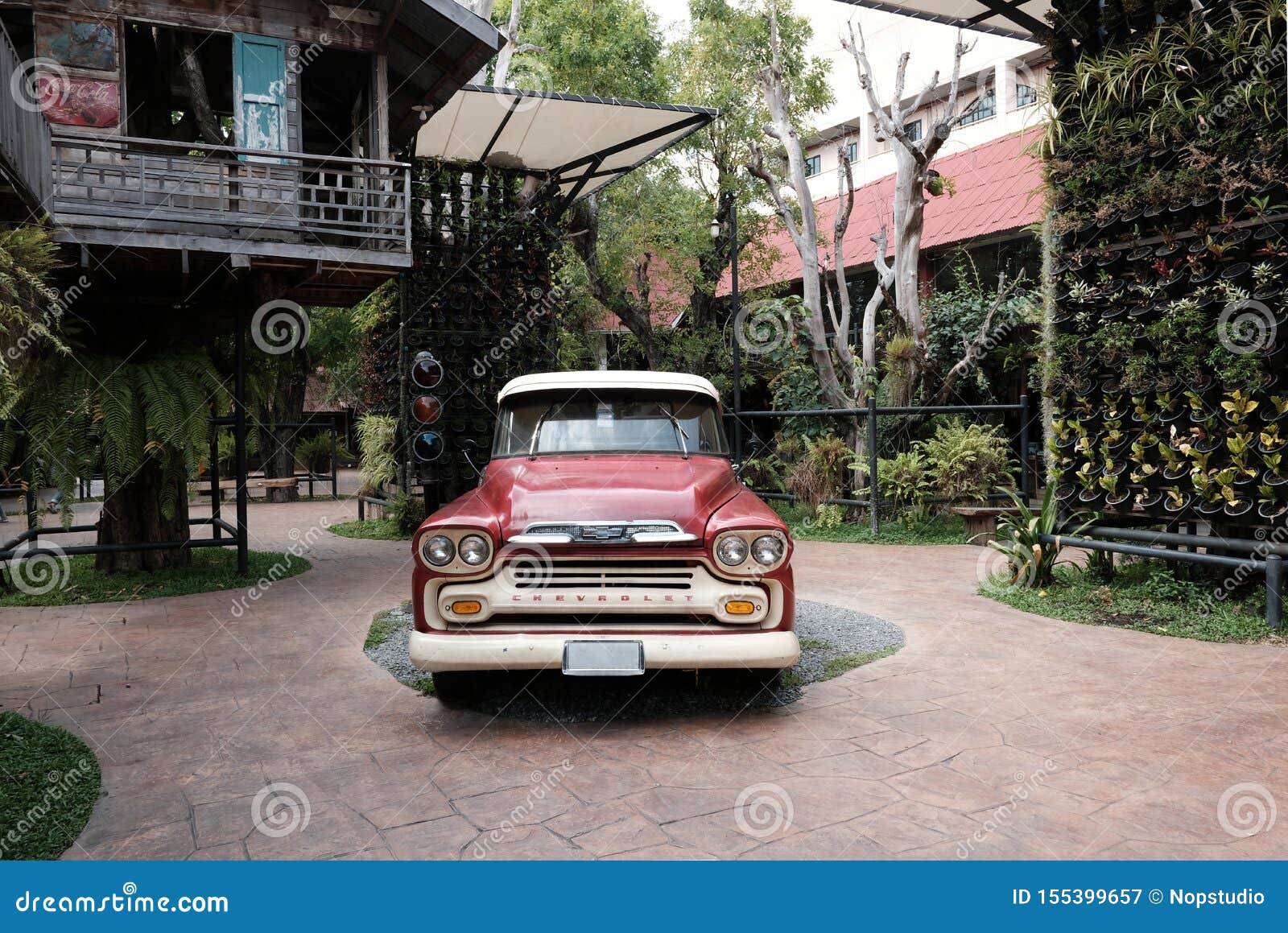 https://mdw-travel-data-us-east-1.s3.amazonaws.com/img/country/Thailand/Vintage-Car-Museum/img_03.jpg