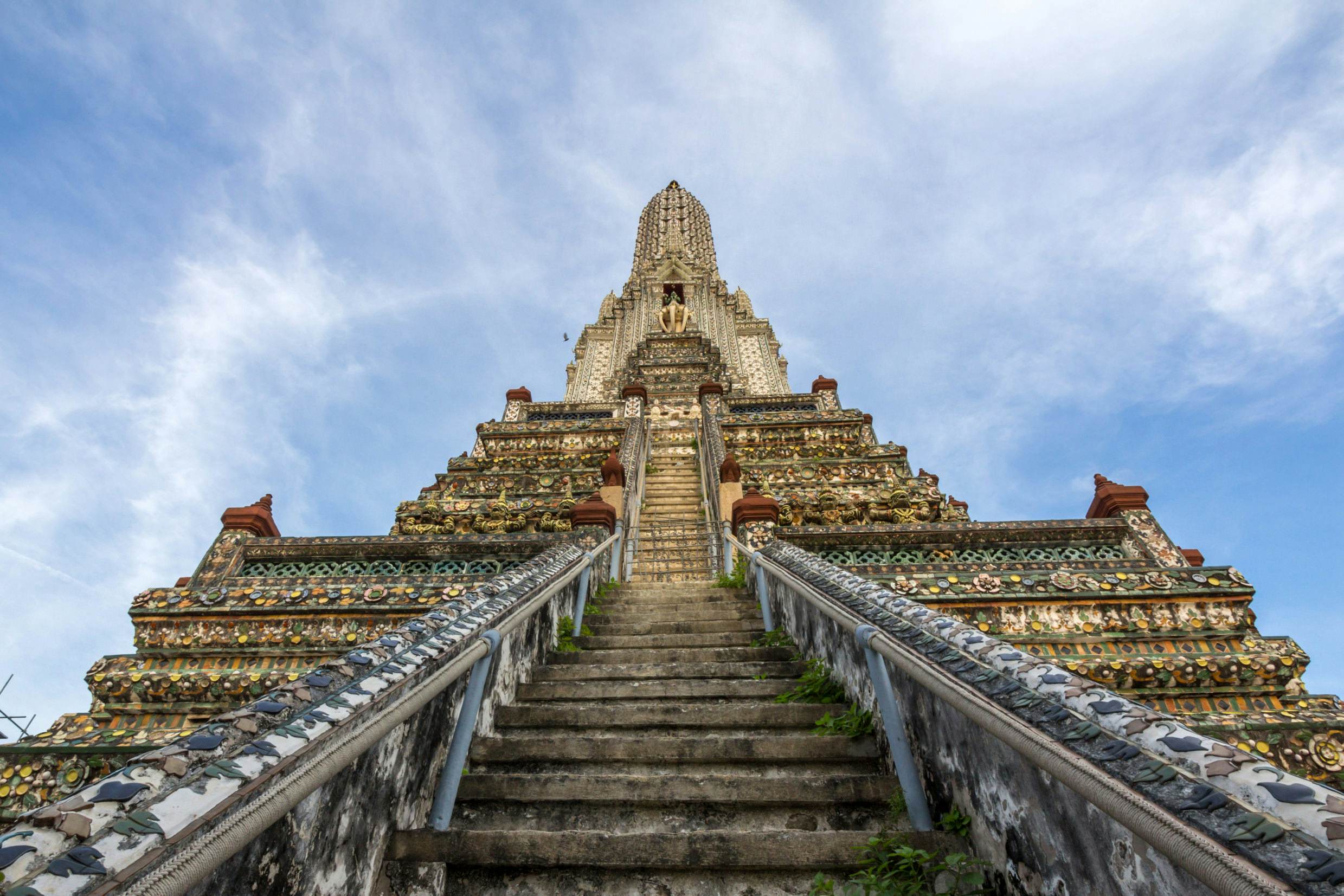 https://mdw-travel-data-us-east-1.s3.amazonaws.com/img/country/Thailand/Wat-Arun/img_00.jpg