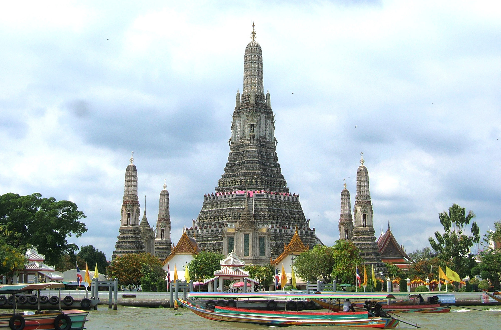 https://mdw-travel-data-us-east-1.s3.amazonaws.com/img/country/Thailand/Wat-Arun/img_02.jpg