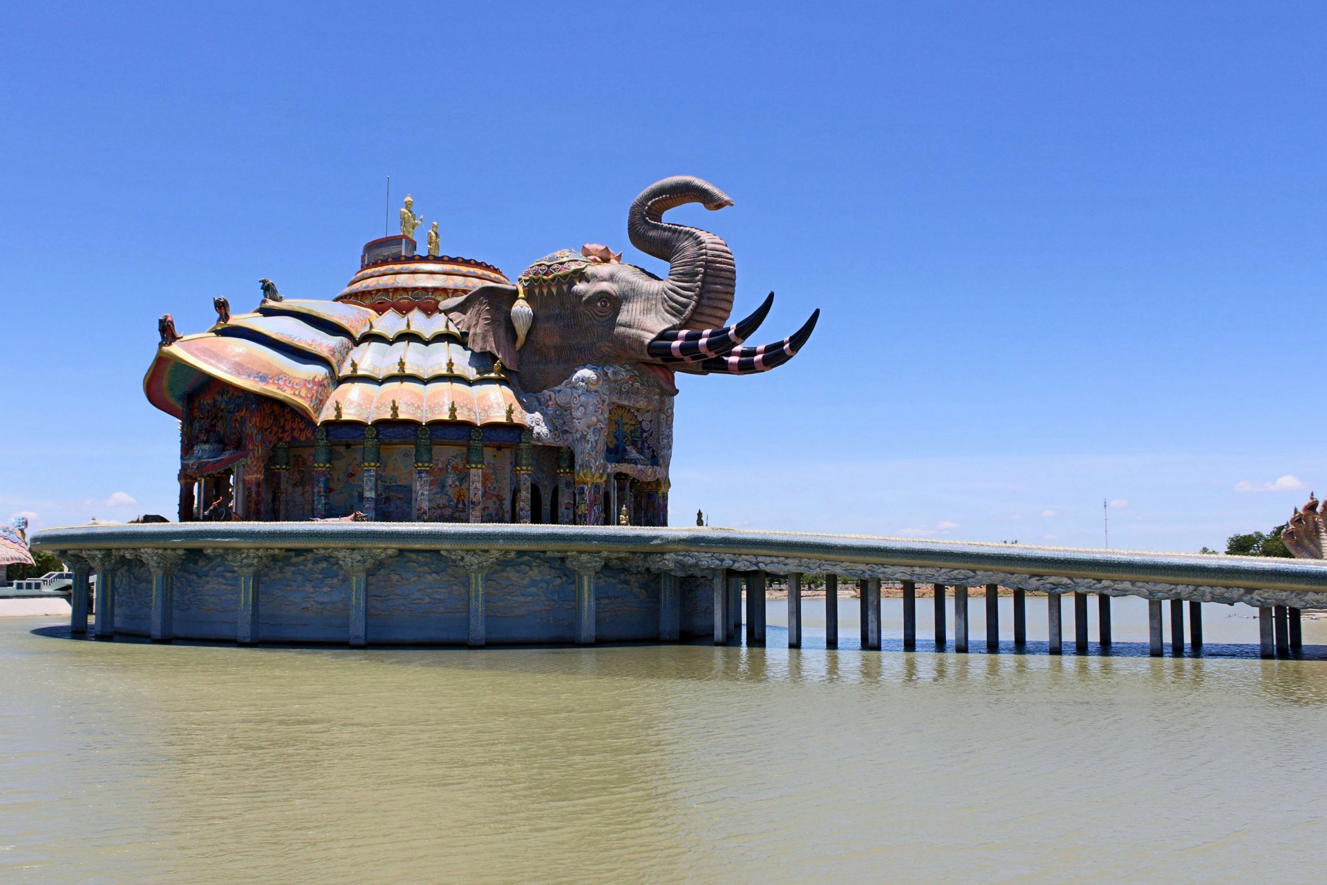 https://mdw-travel-data-us-east-1.s3.amazonaws.com/img/country/Thailand/Wat-Ban-Rai/img_03.jpg