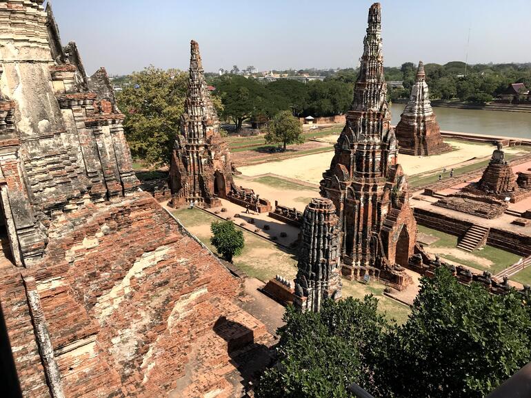 https://mdw-travel-data-us-east-1.s3.amazonaws.com/img/country/Thailand/Wat-Chaiwatthanaram/img_00.jpg
