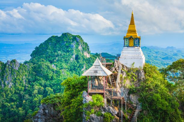 https://mdw-travel-data-us-east-1.s3.amazonaws.com/img/country/Thailand/Wat-Chaloem-Phra-Kiat-Phrachomklao-Rachanusorn/img_01.jpg