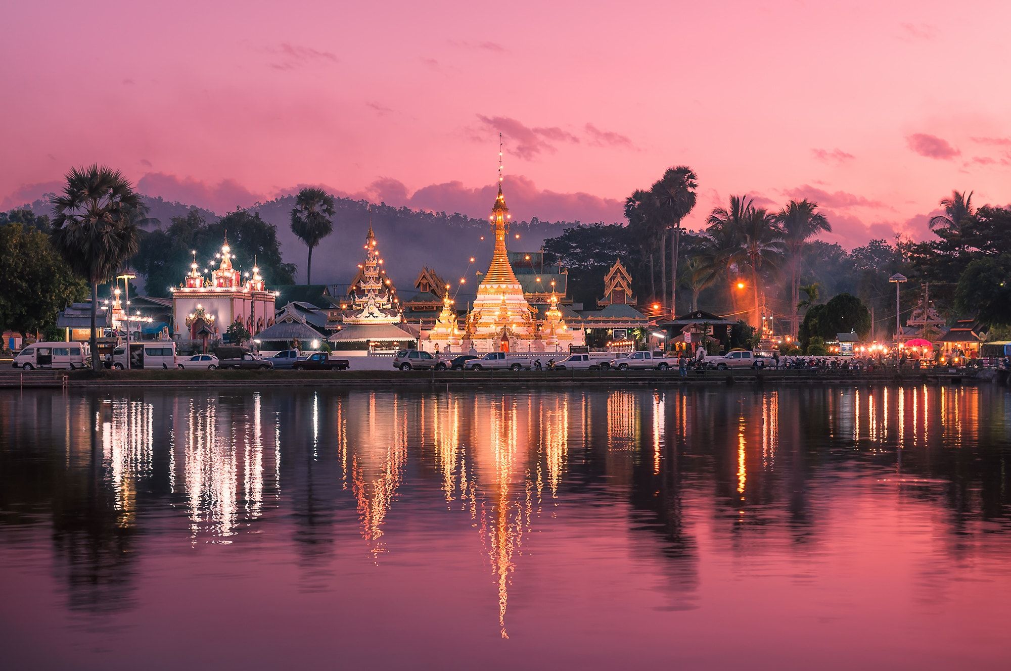 https://mdw-travel-data-us-east-1.s3.amazonaws.com/img/country/Thailand/Wat-Chong-Kham/img_00.jpg