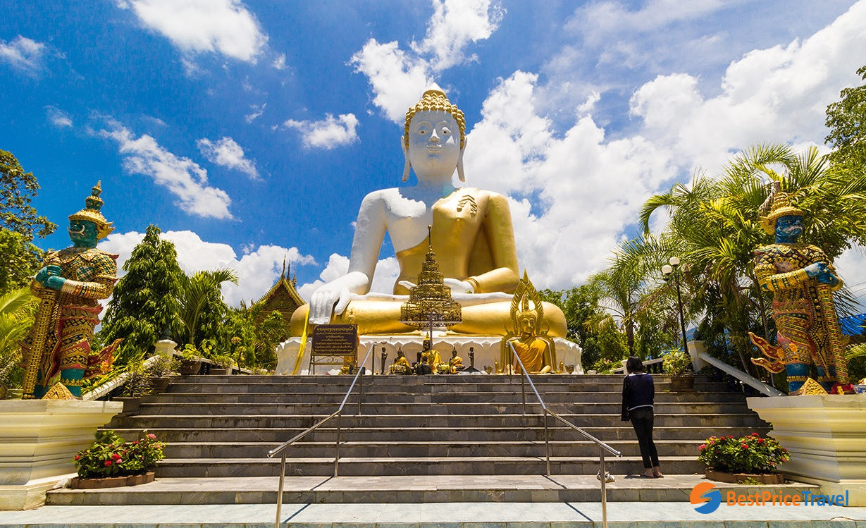 https://mdw-travel-data-us-east-1.s3.amazonaws.com/img/country/Thailand/Wat-Doi-Kham/img_00.jpg