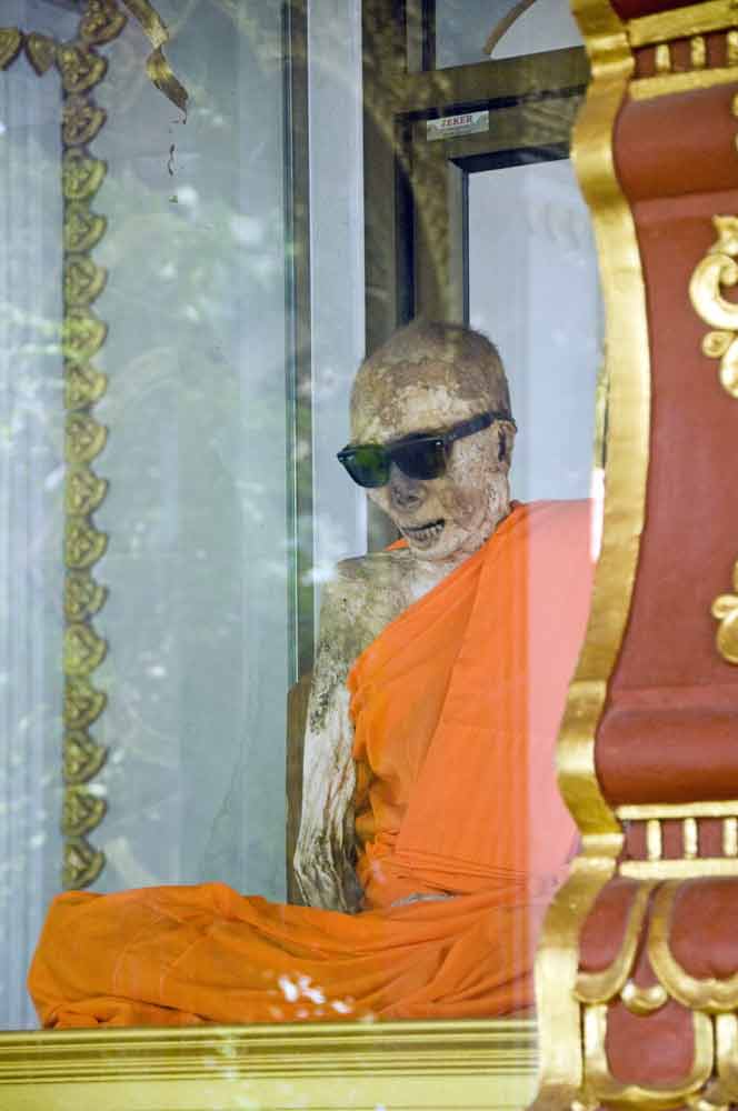 https://mdw-travel-data-us-east-1.s3.amazonaws.com/img/country/Thailand/Wat-Khunaram-Mummified-Monk/img_02.jpg