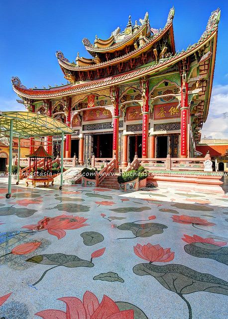 https://mdw-travel-data-us-east-1.s3.amazonaws.com/img/country/Thailand/Wat-Khunaram/img_01.jpg