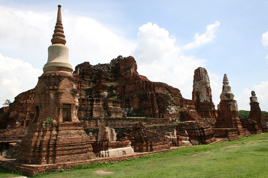 https://mdw-travel-data-us-east-1.s3.amazonaws.com/img/country/Thailand/Wat-Mahathat/img_02.jpg