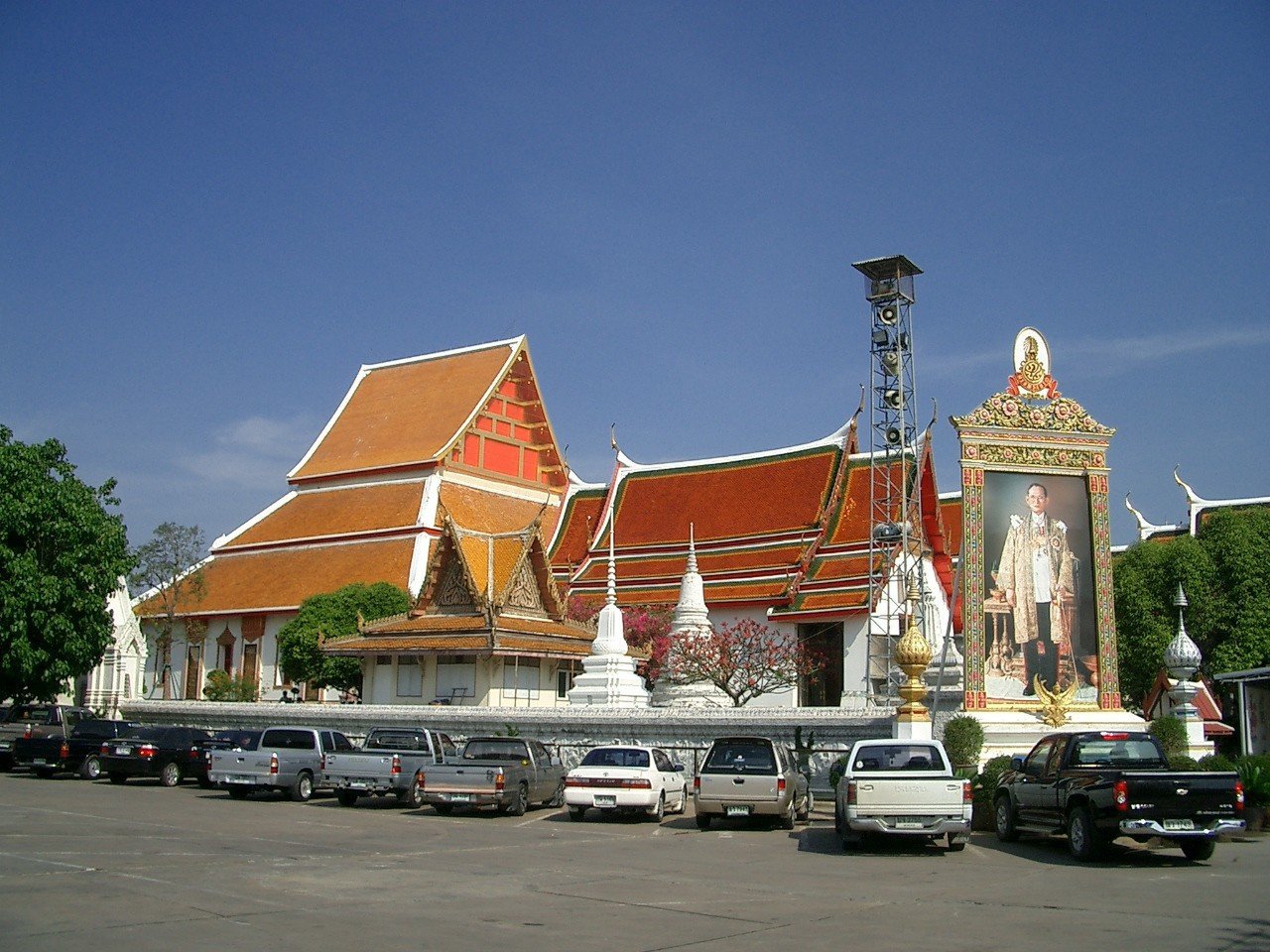 https://mdw-travel-data-us-east-1.s3.amazonaws.com/img/country/Thailand/Wat-Phanan-Choeng/img_02.jpg
