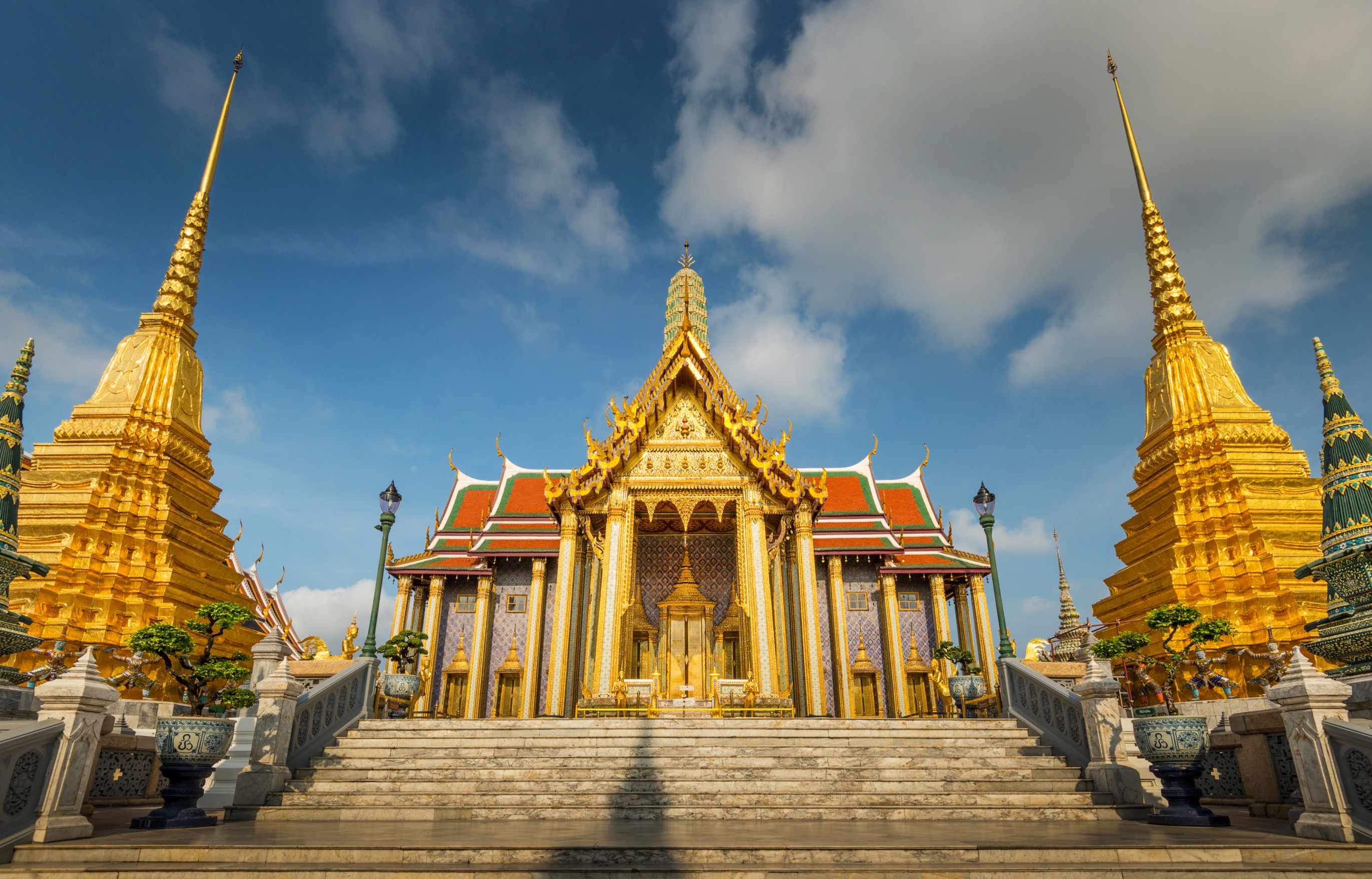 https://mdw-travel-data-us-east-1.s3.amazonaws.com/img/country/Thailand/Wat-Phra-Yai/img_01.jpg