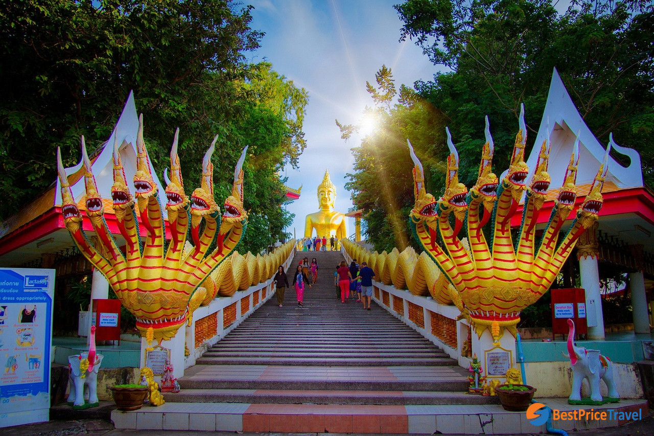 https://mdw-travel-data-us-east-1.s3.amazonaws.com/img/country/Thailand/Wat-Phra-Yai/img_03.jpg