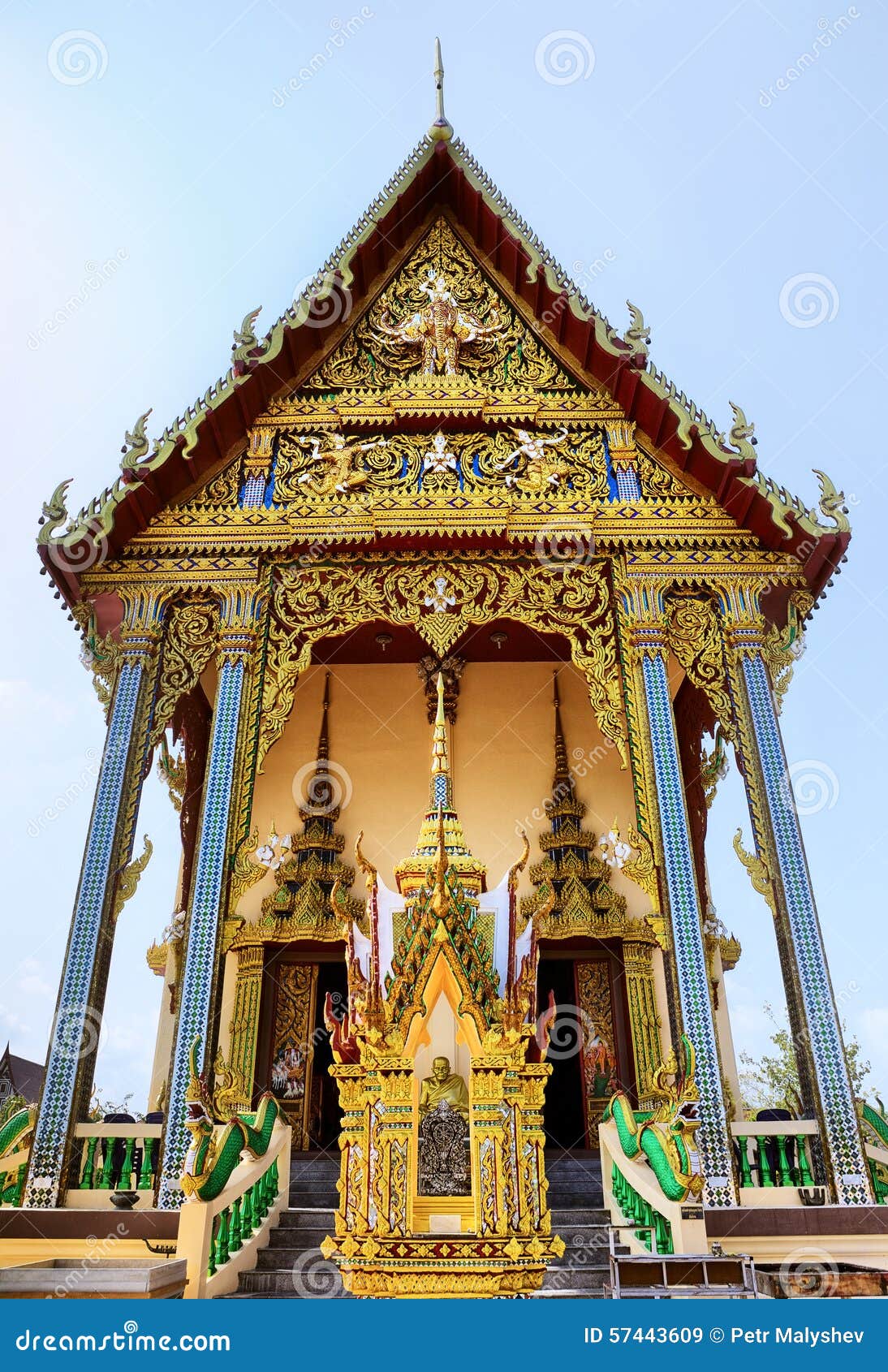 https://mdw-travel-data-us-east-1.s3.amazonaws.com/img/country/Thailand/Wat-Plai-Laem/img_03.jpg