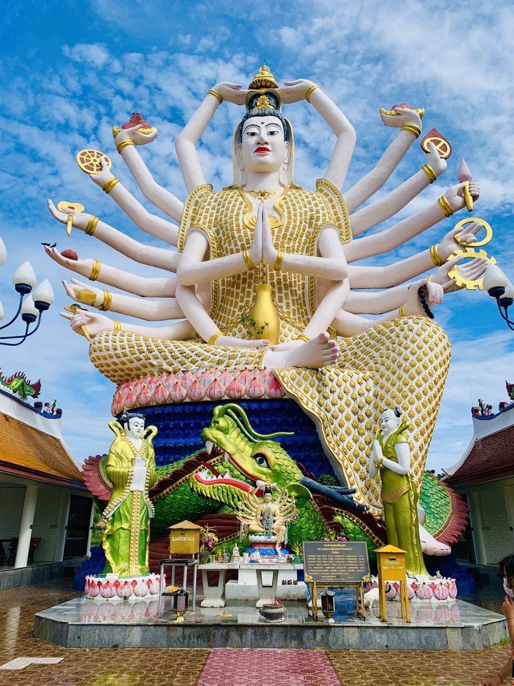 https://mdw-travel-data-us-east-1.s3.amazonaws.com/img/country/Thailand/Wat-Plai-Laem/img_04.jpg