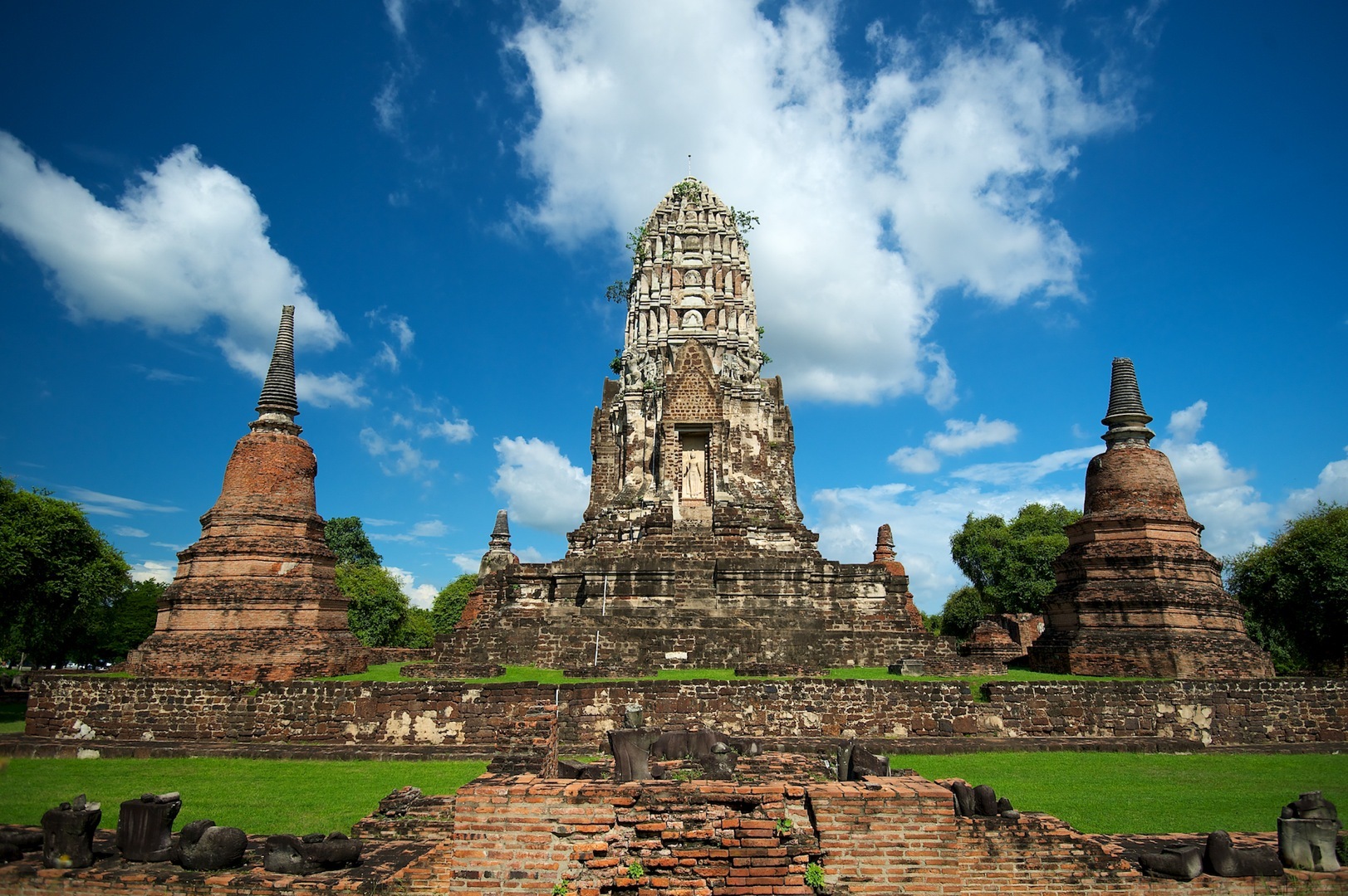 https://mdw-travel-data-us-east-1.s3.amazonaws.com/img/country/Thailand/Wat-Ratchaburana/img_00.jpg