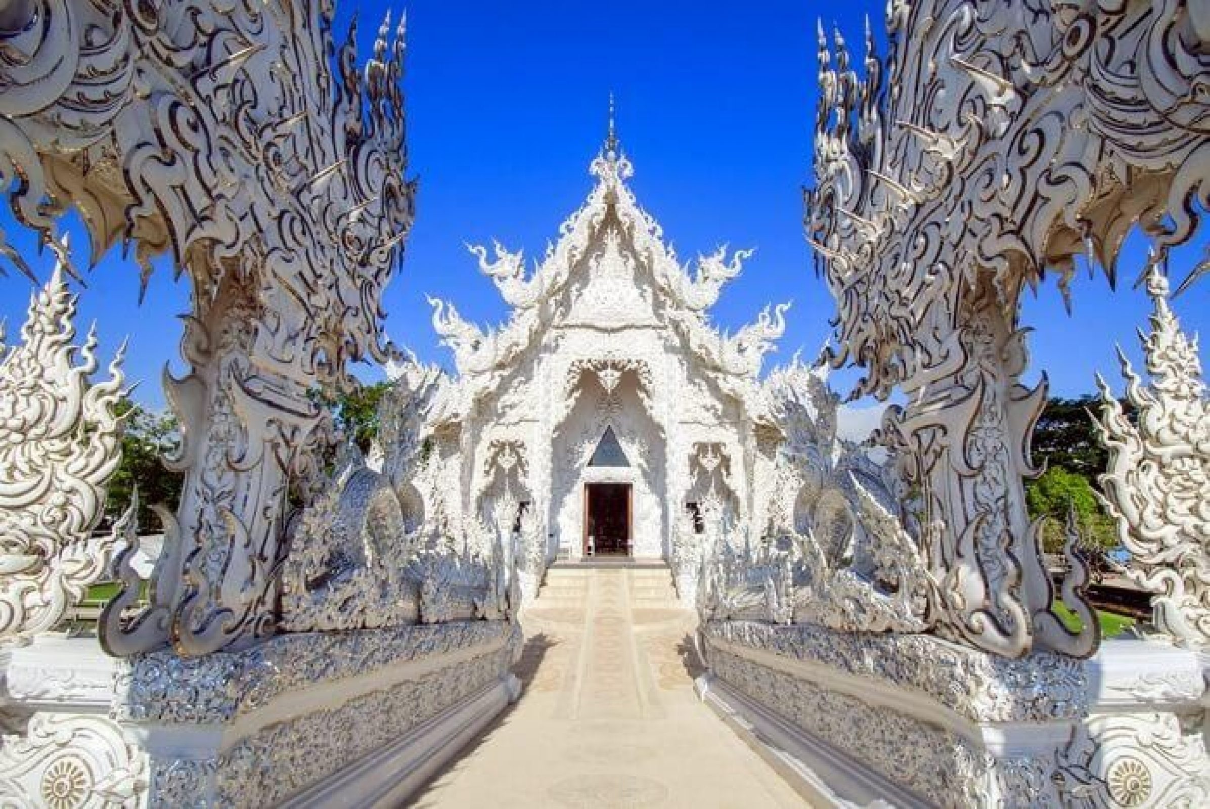 https://mdw-travel-data-us-east-1.s3.amazonaws.com/img/country/Thailand/Wat-Rong-Khun--White-Temple-/img_00.jpg