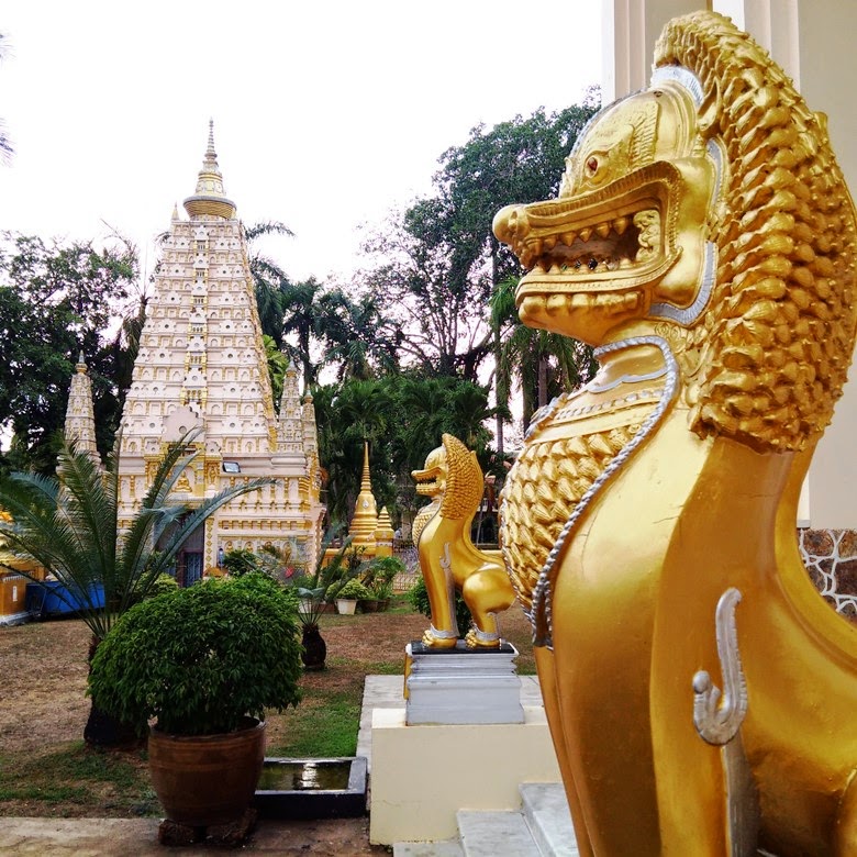 https://mdw-travel-data-us-east-1.s3.amazonaws.com/img/country/Thailand/Wat-Saranat-Thammaram/img_00.jpg