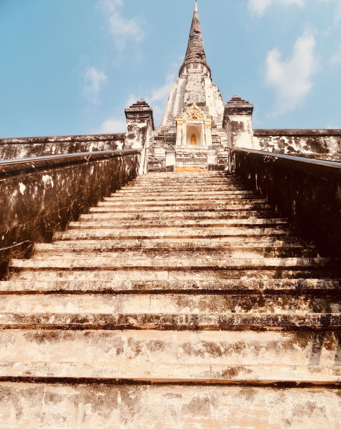 https://mdw-travel-data-us-east-1.s3.amazonaws.com/img/country/Thailand/Wat-Su-Thong-Pae/img_01.jpg