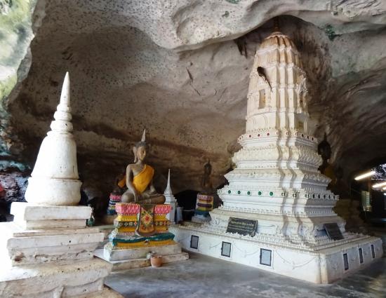 https://mdw-travel-data-us-east-1.s3.amazonaws.com/img/country/Thailand/Wat-Suwan-Kuha/img_01.jpg