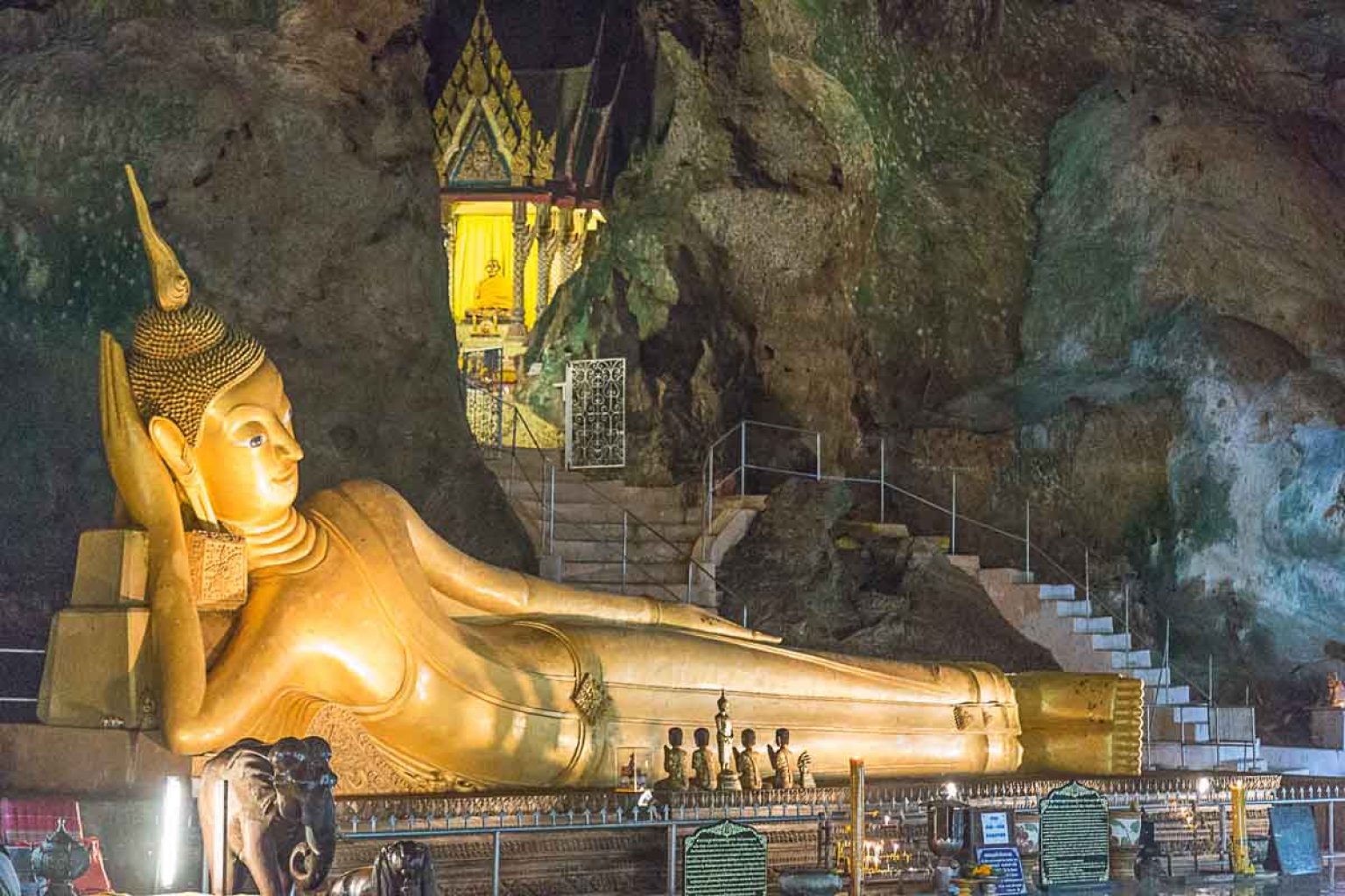 https://mdw-travel-data-us-east-1.s3.amazonaws.com/img/country/Thailand/Wat-Suwan-Kuha/img_02.jpg