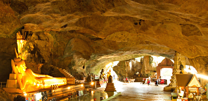 https://mdw-travel-data-us-east-1.s3.amazonaws.com/img/country/Thailand/Wat-Suwan-Kuha/img_04.jpg