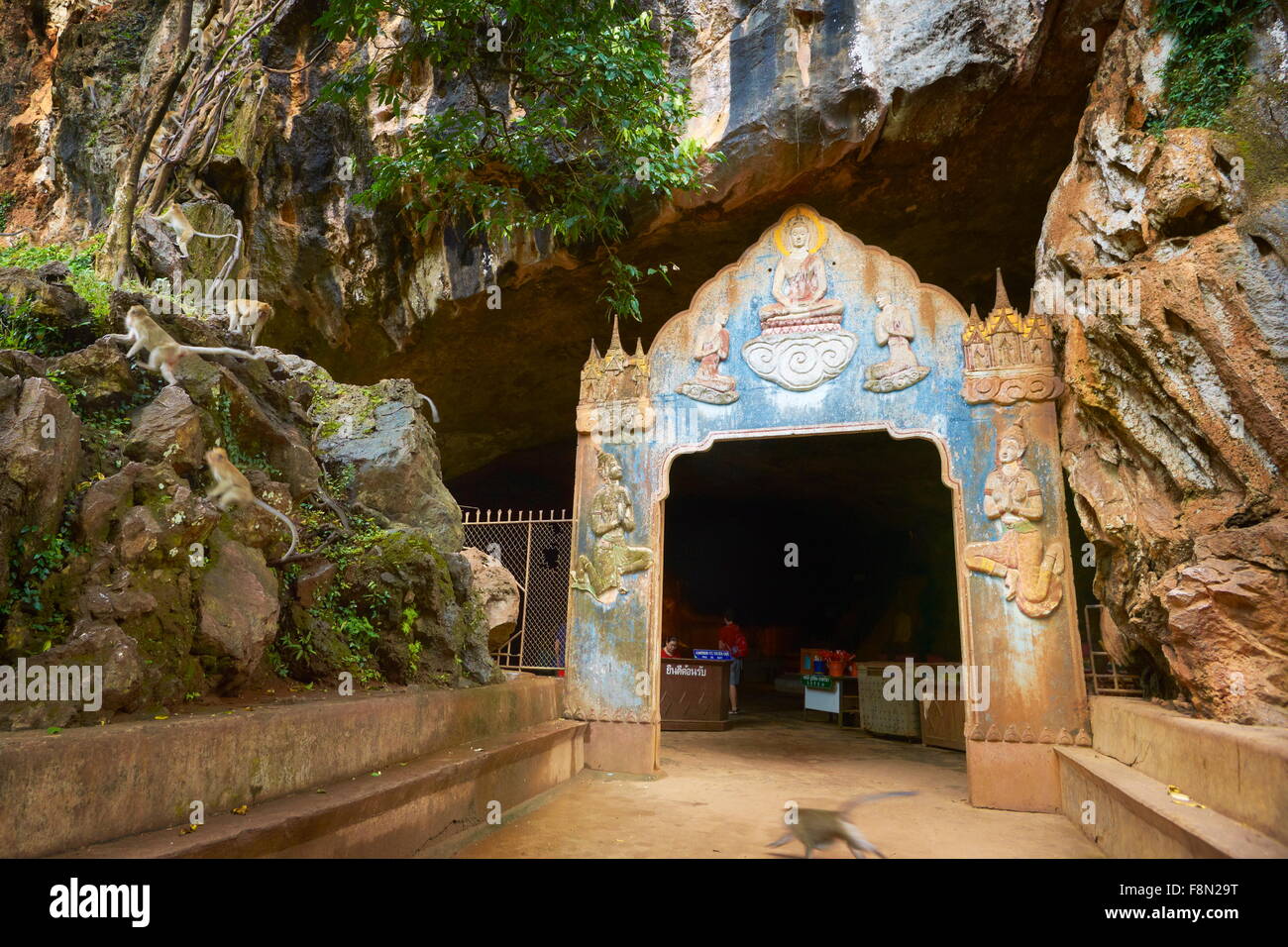 https://mdw-travel-data-us-east-1.s3.amazonaws.com/img/country/Thailand/Wat-Suwan-Kuha/img_05.jpg