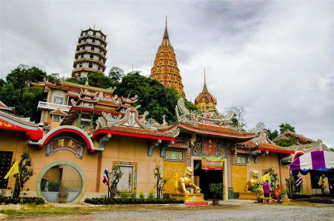https://mdw-travel-data-us-east-1.s3.amazonaws.com/img/country/Thailand/Wat-Tham-Khao-Noi/img_01.jpg