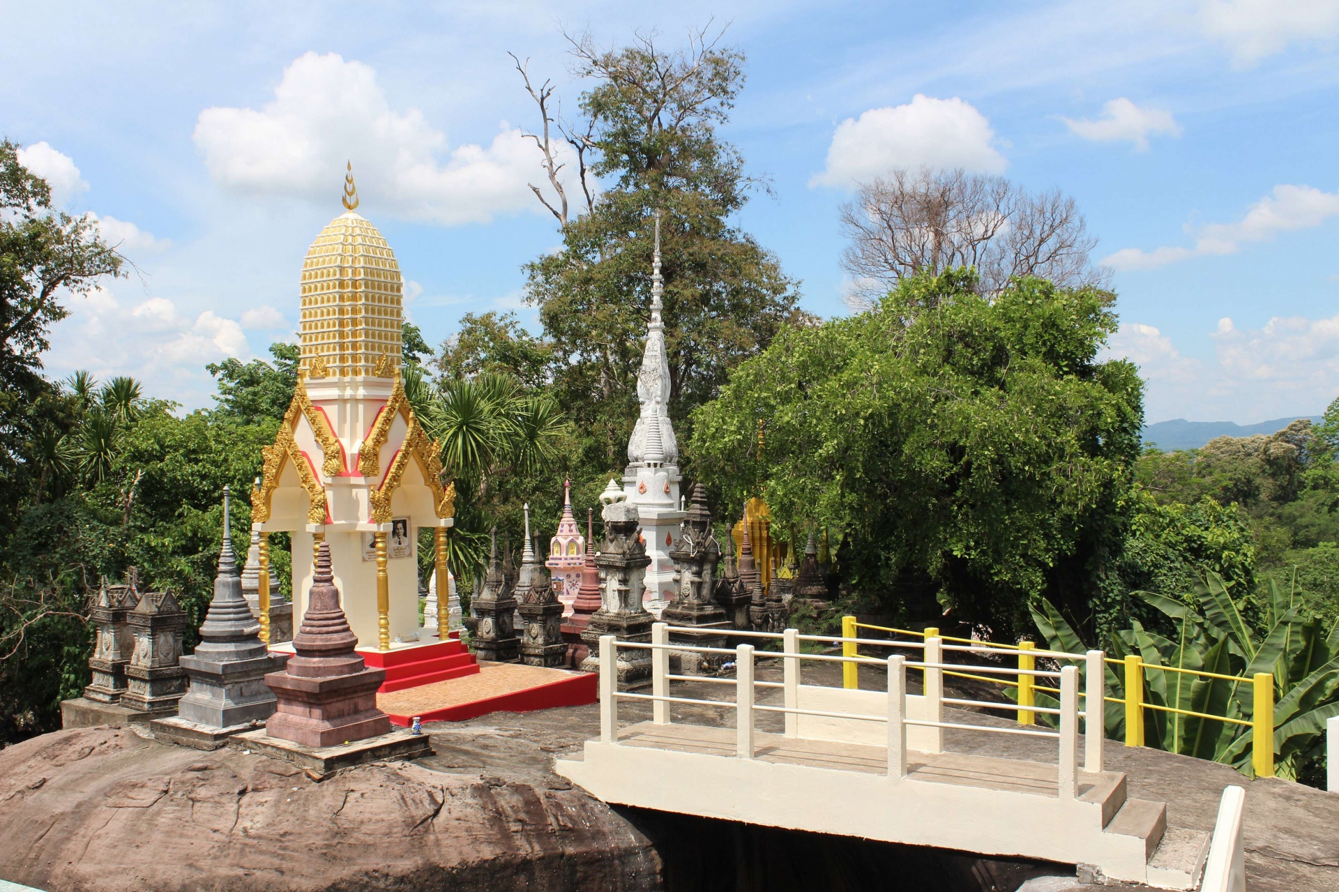 https://mdw-travel-data-us-east-1.s3.amazonaws.com/img/country/Thailand/Wat-Tham-Klong-Phen/img_01.jpg
