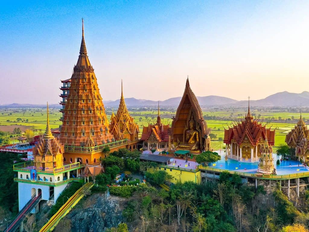 https://mdw-travel-data-us-east-1.s3.amazonaws.com/img/country/Thailand/Wat-Tham-Sua/img_00.jpg