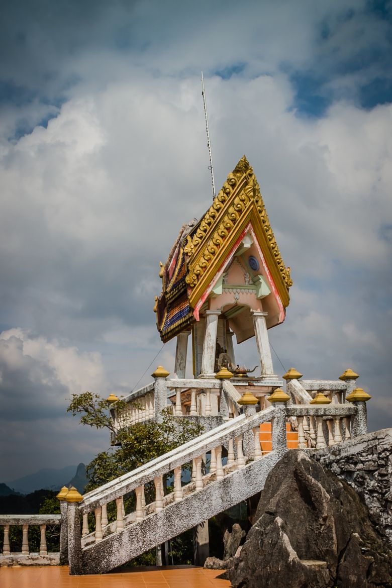 https://mdw-travel-data-us-east-1.s3.amazonaws.com/img/country/Thailand/Wat-Tham-Sua/img_01.jpg