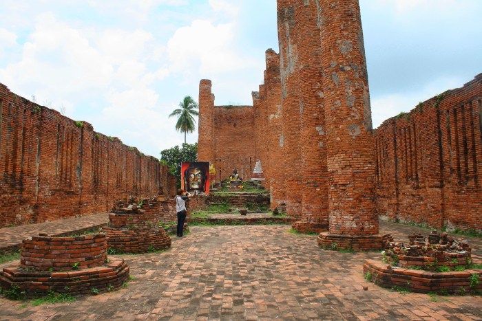 https://mdw-travel-data-us-east-1.s3.amazonaws.com/img/country/Thailand/Wat-Thammikarat/img_03.jpg