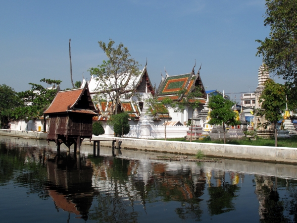 https://mdw-travel-data-us-east-1.s3.amazonaws.com/img/country/Thailand/Wat-Yai-Suwannaram/img_01.jpg