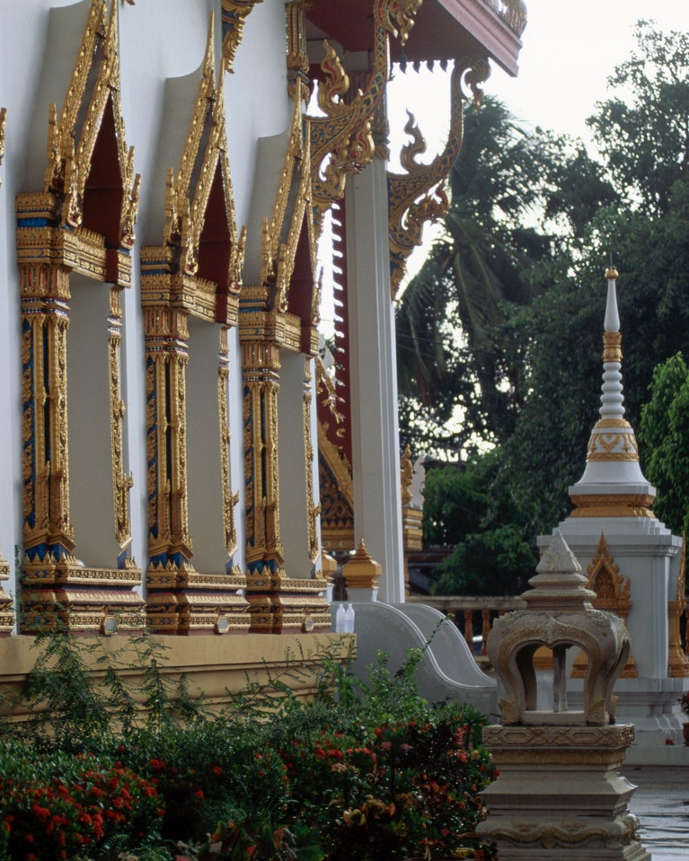 https://mdw-travel-data-us-east-1.s3.amazonaws.com/img/country/Thailand/Wat-Yai-Suwannaram/img_02.jpg