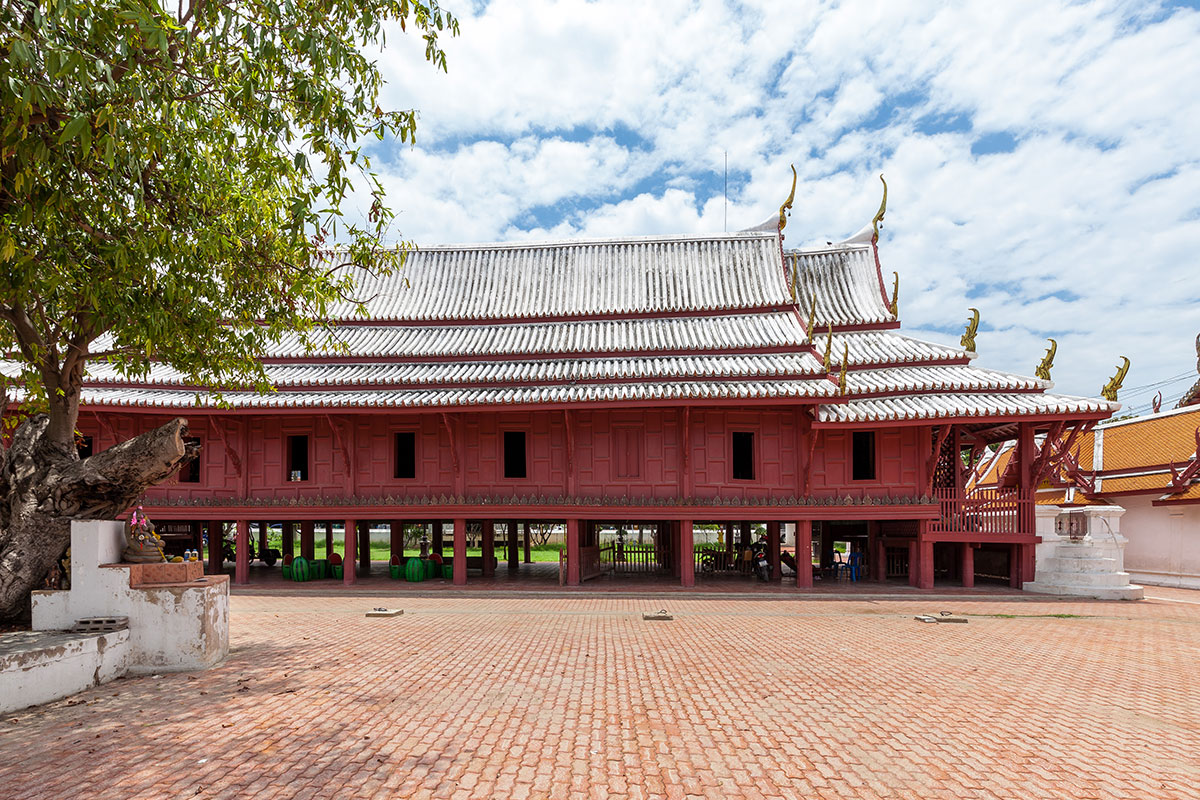 https://mdw-travel-data-us-east-1.s3.amazonaws.com/img/country/Thailand/Wat-Yai-Suwannaram/img_03.jpg