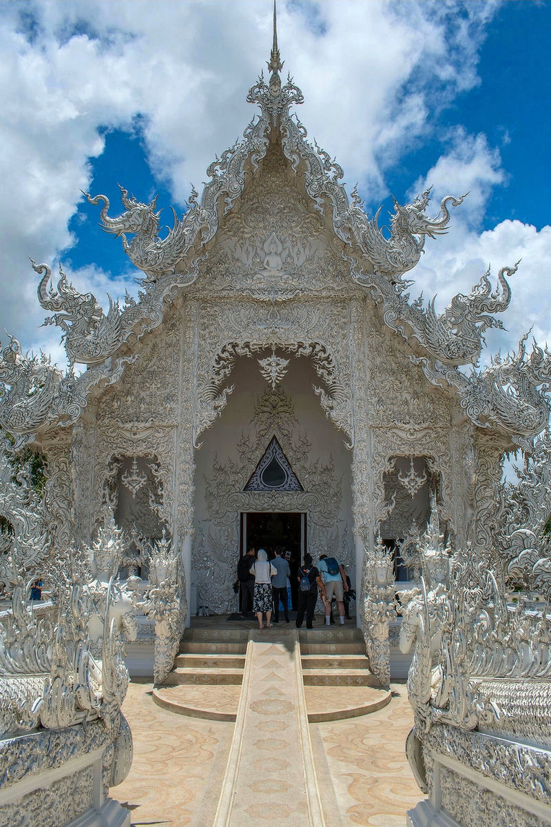 https://mdw-travel-data-us-east-1.s3.amazonaws.com/img/country/Thailand/White-Temple/img_03.jpg