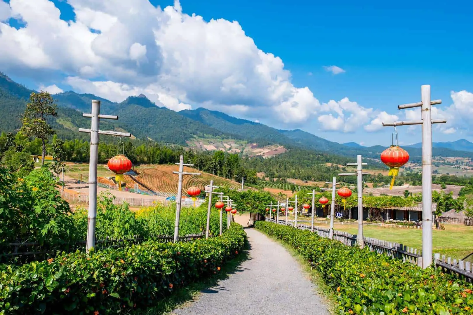 https://mdw-travel-data-us-east-1.s3.amazonaws.com/img/country/Thailand/Yun-Lai-Viewpoint/img_00.jpg