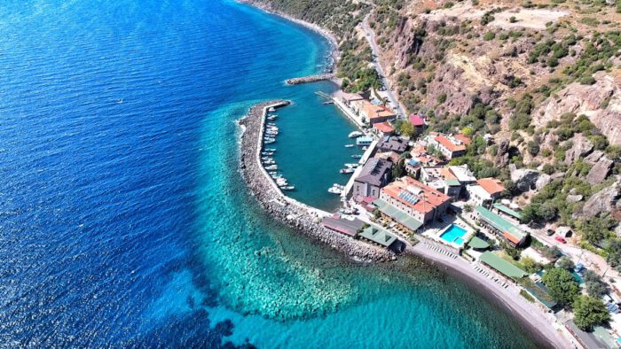 https://mdw-travel-data-us-east-1.s3.amazonaws.com/img/country/Turkey/Assos-Antik-Liman/img_00.jpg