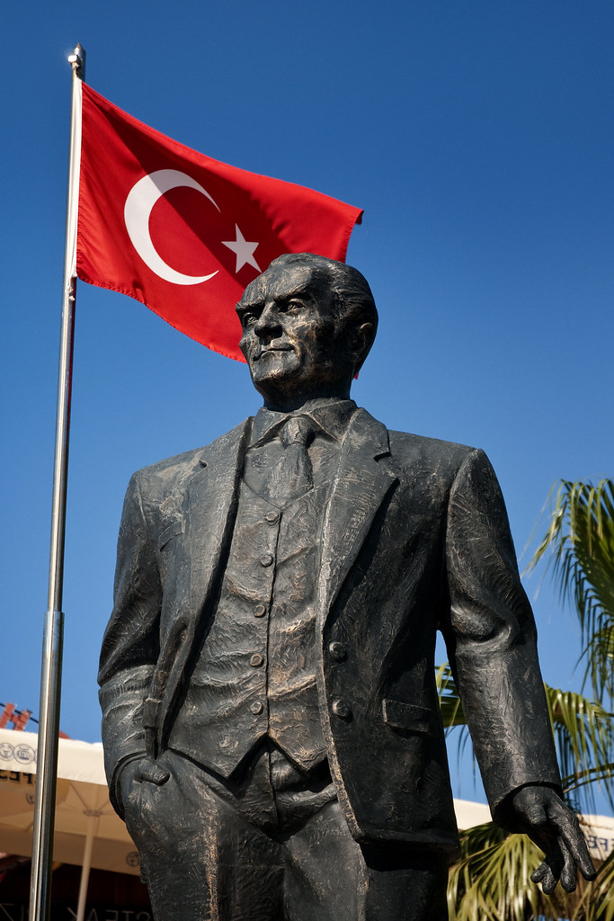 https://mdw-travel-data-us-east-1.s3.amazonaws.com/img/country/Turkey/Ataturk-Statue/img_01.jpg