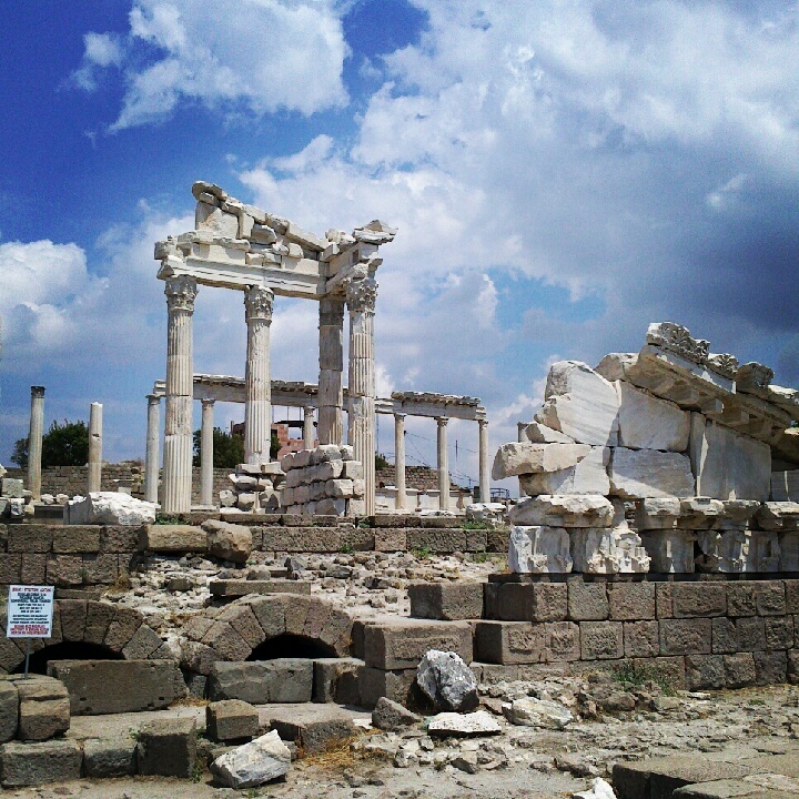 https://mdw-travel-data-us-east-1.s3.amazonaws.com/img/country/Turkey/Bergama-Acropolis/img_01.jpg
