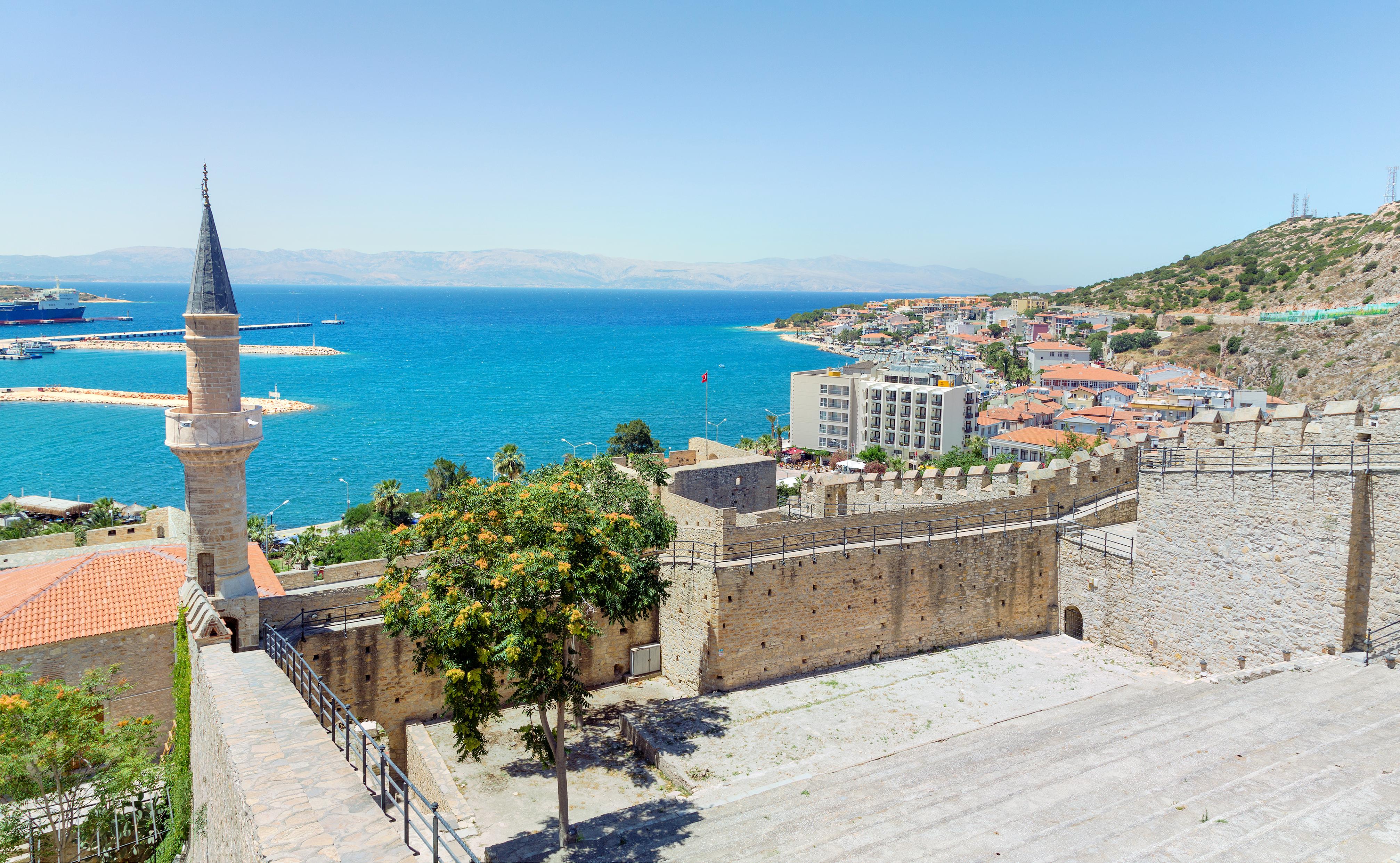 https://mdw-travel-data-us-east-1.s3.amazonaws.com/img/country/Turkey/Cesme-Castle/img_00.jpg