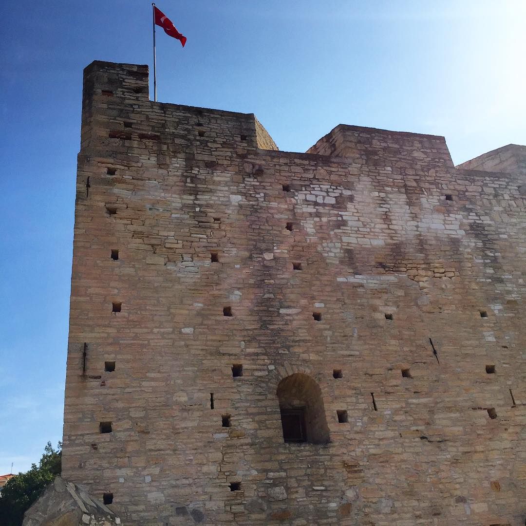 https://mdw-travel-data-us-east-1.s3.amazonaws.com/img/country/Turkey/Cesme-Castle/img_01.jpg