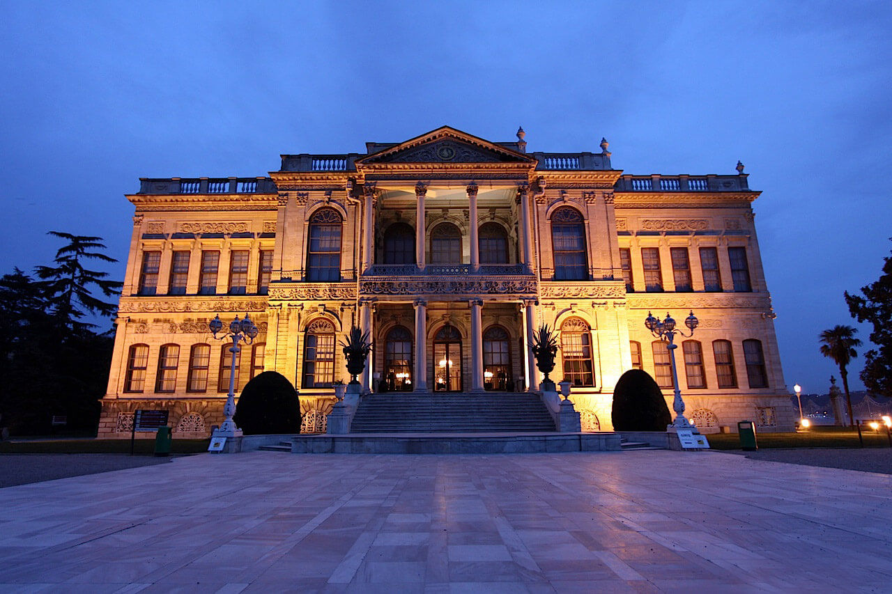 https://mdw-travel-data-us-east-1.s3.amazonaws.com/img/country/Turkey/Dolmabahce-Palace/img_00.jpg