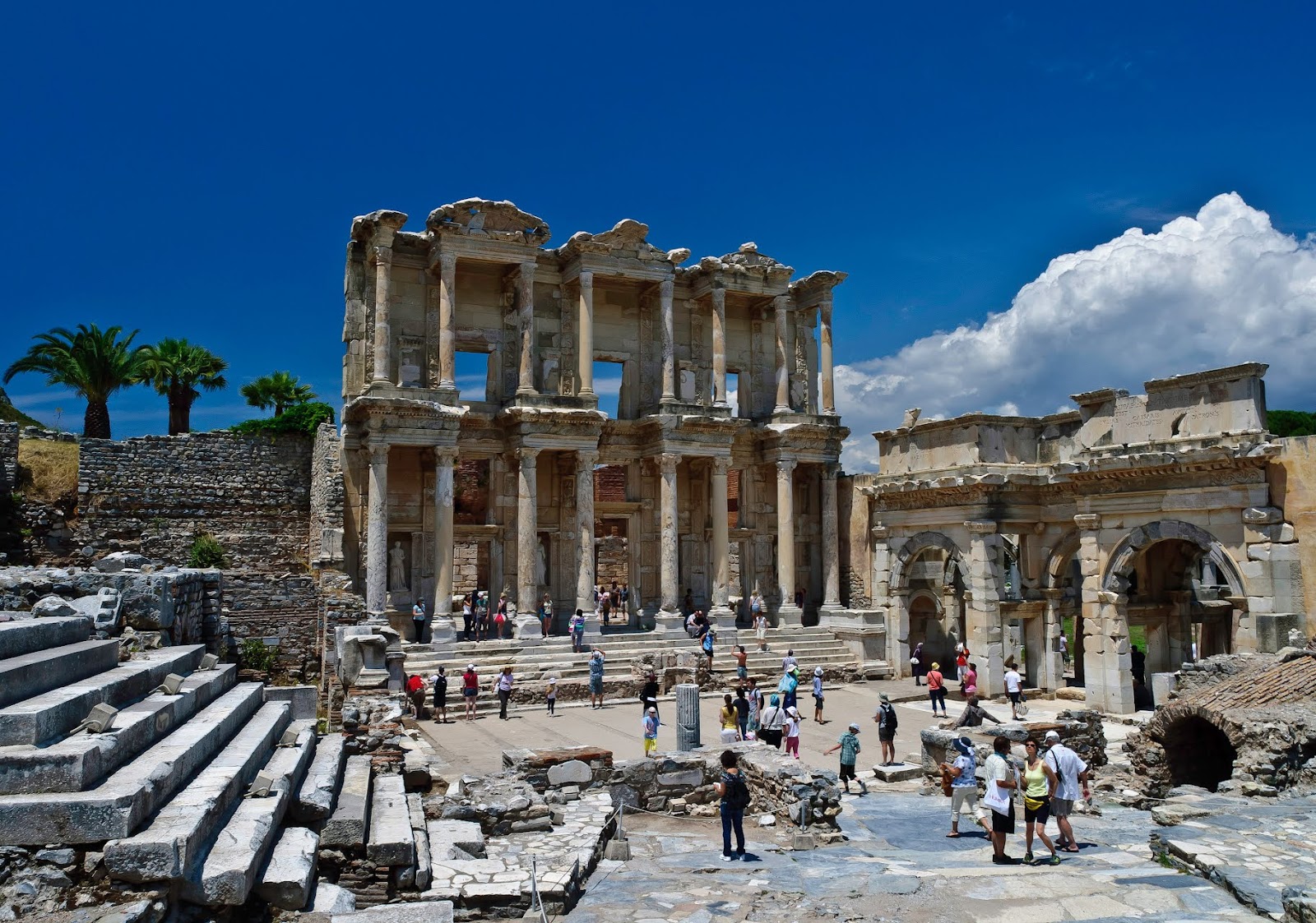https://mdw-travel-data-us-east-1.s3.amazonaws.com/img/country/Turkey/Ephesus-Celsus-Library/img_01.jpg