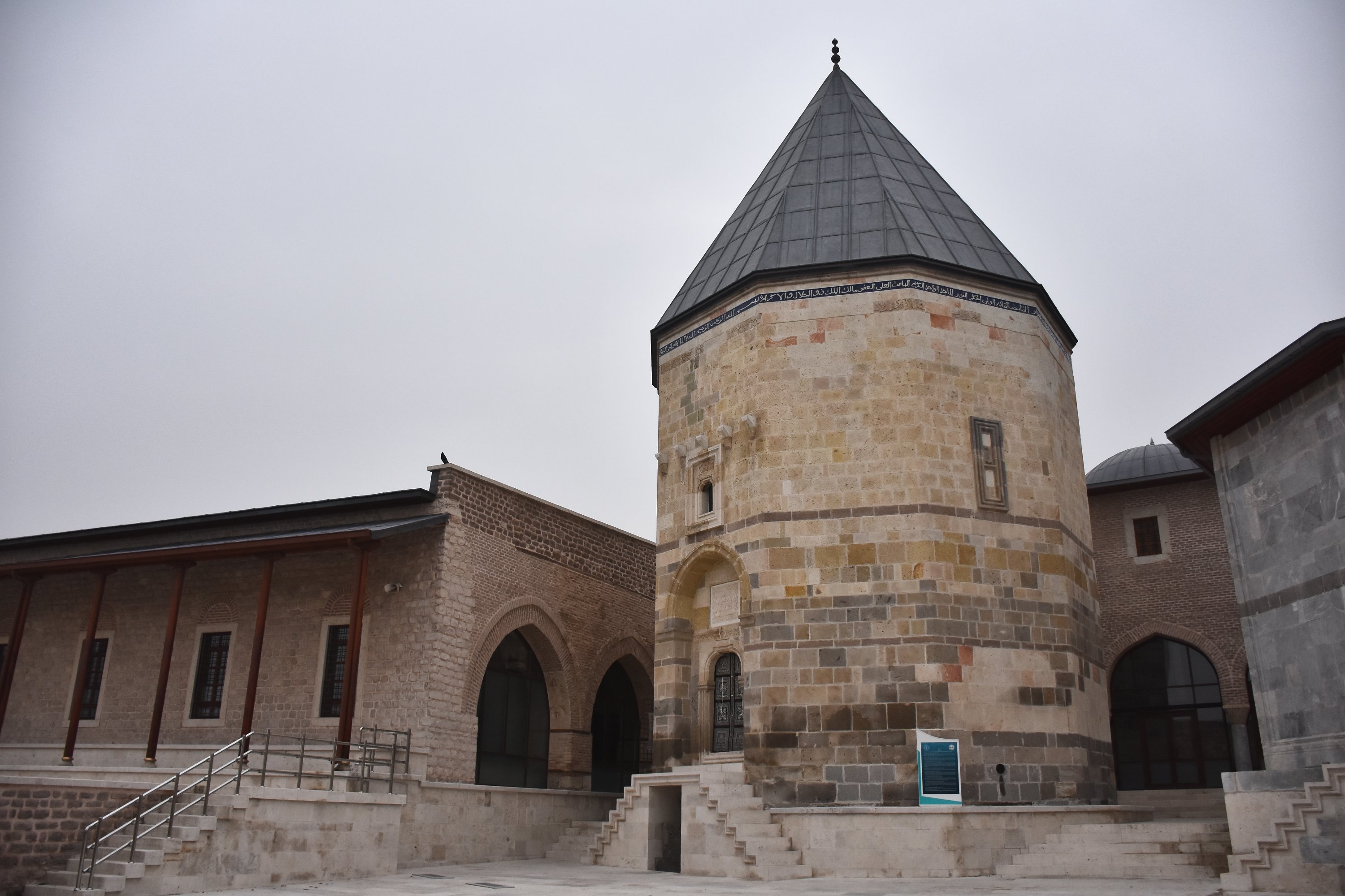 https://mdw-travel-data-us-east-1.s3.amazonaws.com/img/country/Turkey/Eskigumus-Sultan-Tomb/img_02.jpg