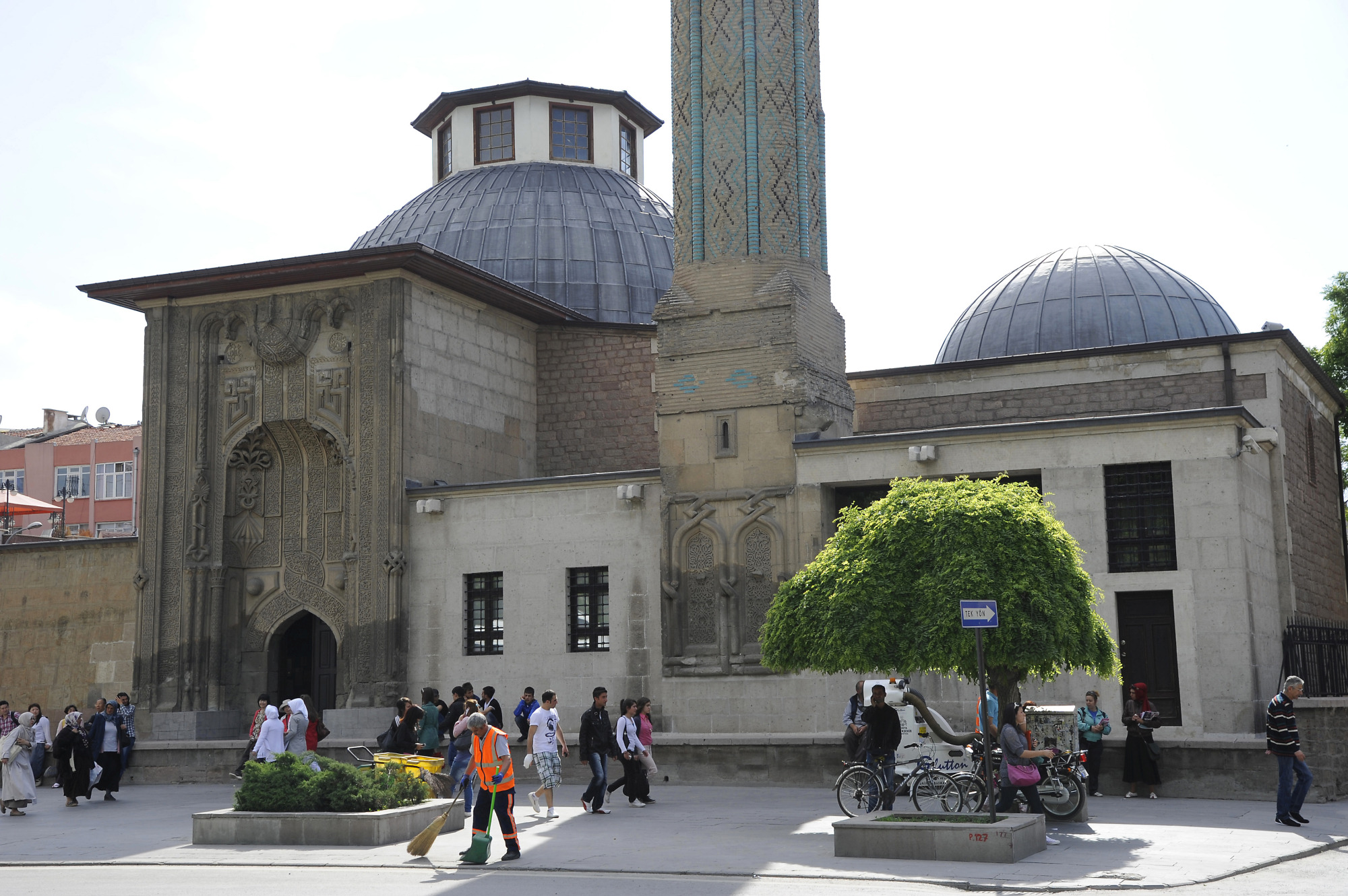 https://mdw-travel-data-us-east-1.s3.amazonaws.com/img/country/Turkey/Ince-Minaret-Medrese/img_01.jpg