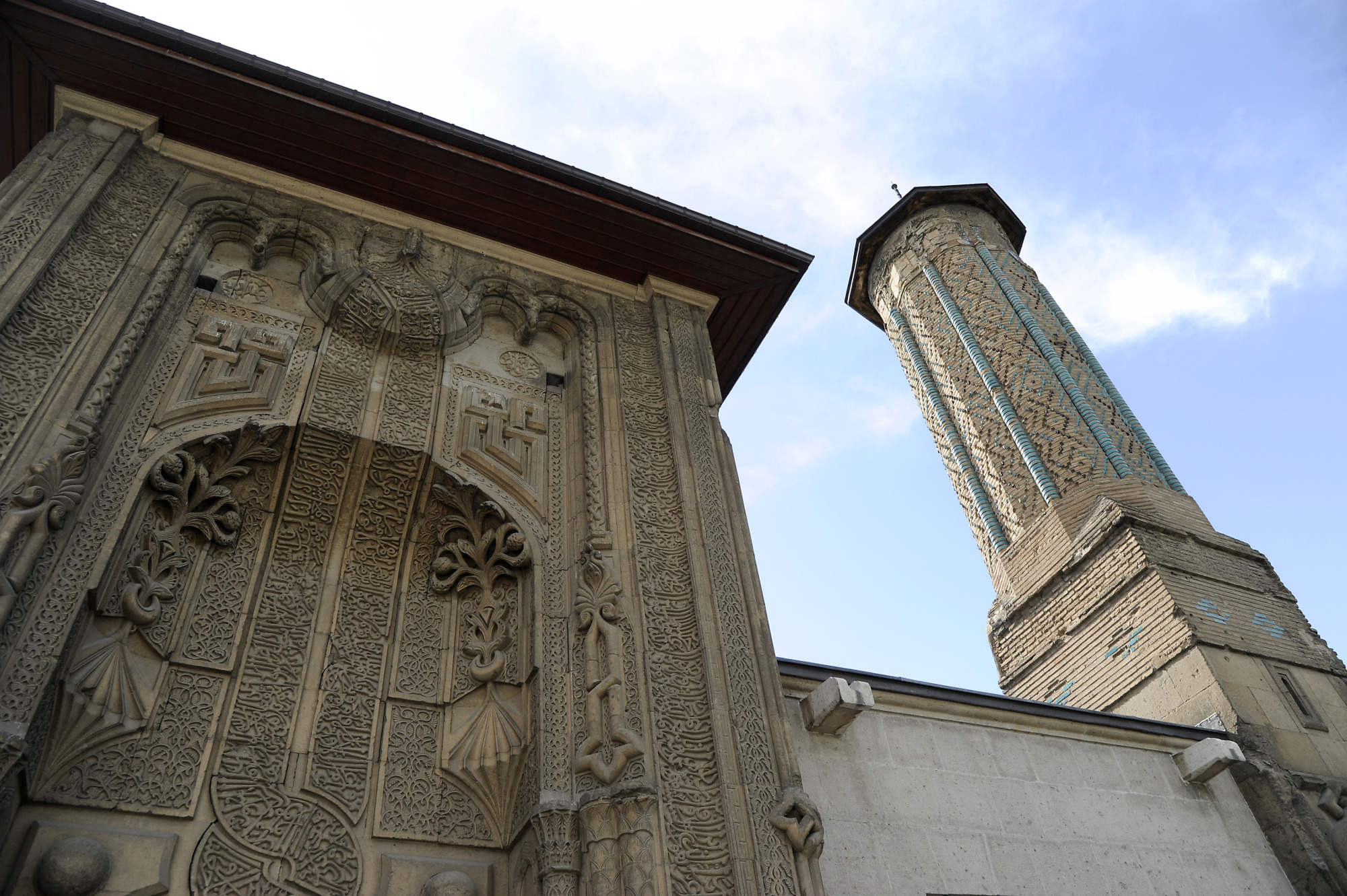 https://mdw-travel-data-us-east-1.s3.amazonaws.com/img/country/Turkey/Ince-Minaret-Medrese/img_03.jpg